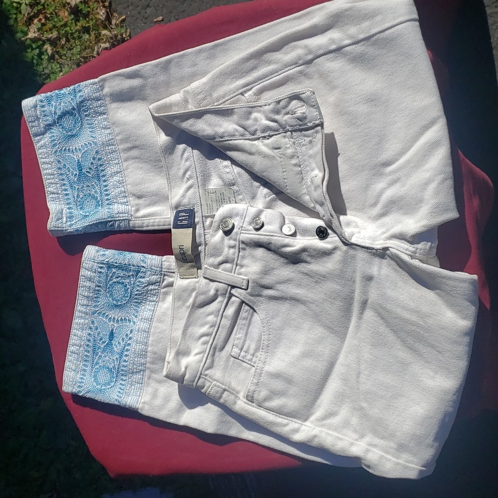 GAP White Embroidered Capris
